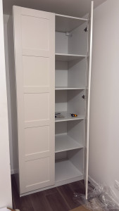 Photo de galerie - Montage d’un meuble IKEA PAX, qui est une armoire faisant également office de dressing. 