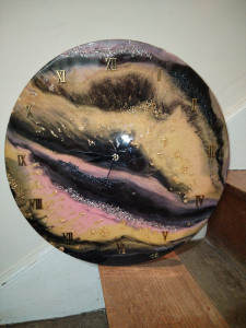 Photo de galerie - Horloge résine et strass sur support bois diamètre 45. disponible 80€