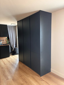 Photo de galerie - Pose d’éléments de cuisine équipée dont 3 colonnes de bec colonne pour congélateur encastrable 