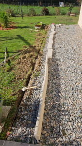 Photo de galerie - Pose de bordure béton.