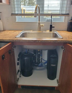 Photo de galerie - L’installation d’un système d’osmose inverse sous évier