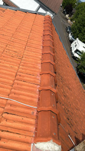 Photo de galerie - Après changement de faitieres et pose closoir ventilé zinc plomb. 
Application d'une résine hydrofuge sur la toiture