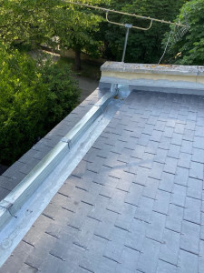 Photo de galerie - Une magnifique couverture en ardoise, sublimée par un chéneau en zinc réalisé sur mesure et façonné à la main. Un travail artisanal alliant esthétisme, savoir-faire et durabilité