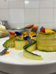 Photo de galerie - Plat végétarien courgettes sabayon citron en syphon avec un gel anis