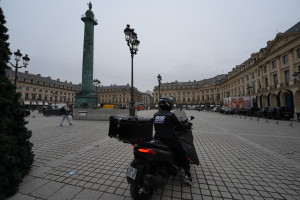 Photo de galerie - Dépannage serrurerie sur Paris et proche banlieue. Intervention rapide en scooter pour limiter votre attente ? Urgences : portes claquées, verrouillées, clés perdues. Disponible de jour comme de nuit. 