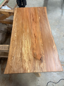 Photo de galerie - Table en Noyer massif 