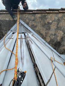 Photo de galerie - Recherche de fuites travaux sur cordes en sécurité 