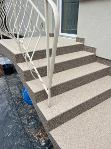 Photo de galerie - Pose de marbre concassé avec résine sur escaliers 