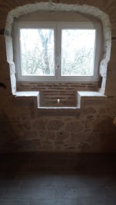 Photo de galerie - Pose de fenêtre et jointage de pierre