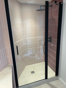 Photo de galerie - Pose paroi de douche, ainsi qu’un corps encastré et la robinetterie de finition