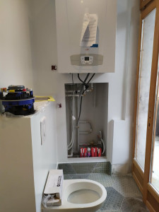 Photo de galerie - Installation generale d'une salle de bain complète avec les WC, la baignoire, chaudière murale ainsi que les raccordements