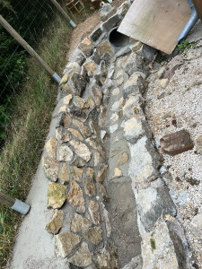 Photo de galerie - Debut d’une création de mur en pierre pour petit ruisseau 