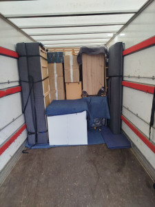 Photo de galerie - Déménagement Quimper Pluguffan Chargement du fourgon 20m3 et protection des meubles