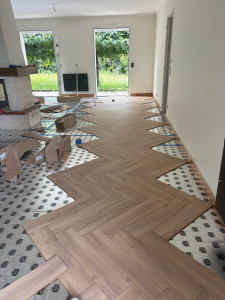 Photo de galerie - Début de la pose d’un parquet en chevron 
