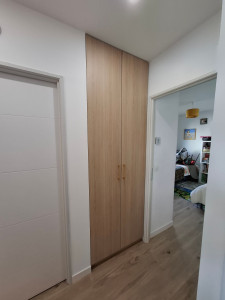 Photo de galerie - Agencement d'un meuble niche sous tenture.