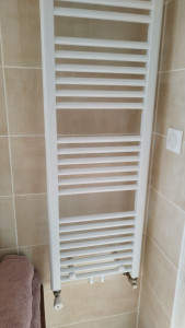 Photo de galerie - Pose sèche serviette et raccordement de la tuyauterie de chauffage.