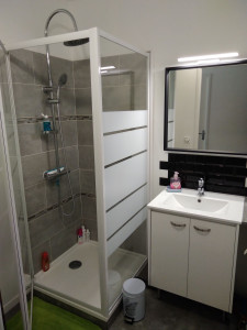Photo de galerie - Rénovation totale d'une salle de bain de petite surface. Remplacement d'une baignoire par une douche afin d'optimiser l'espace.