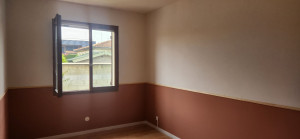 Photo de galerie - Rénovation d'une chambre de 15m2 avec toile de verre vétuste au mur : 
- Enduit de rebouchage et de lissage, ponçage. 
-Mise en peinture de la partie supérieure 
- Pose de papier peint sur la partie inférieure 
- fixation d'un tasseau effet moulure