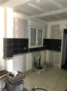 Photo de galerie - Rénovation cuisine : carrelage, enduits et plomberie.
