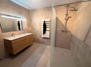 Photo de galerie - Rénovation salle de bain complet du sol au plafond , plomberie, placo , carrelage, robinetterie, meuble vasque , paroi de douche 