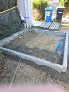 Photo de galerie - Pose de bordures P1 avant réception de dalle pour un abri de jardin 