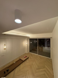Photo de galerie - Création et installation électrique complète avec éclairage LED corniche au plafond, suspensions murales et finitions modernes pour une ambiance chaleureuse et élégante.