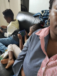 Photo de galerie - En plus de surveiller vos enfants je fais des devoirs et crée une ambiance pour les détendre 