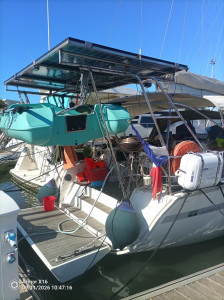 Photo de galerie - Fabrication d'un portique en inox poli mirroir pour panneaux solaires sur un bateau voilier !!!