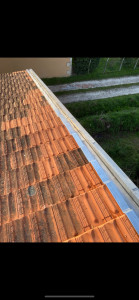 Photo de galerie - Pose d’un couloir zing sur tuile Marseille 