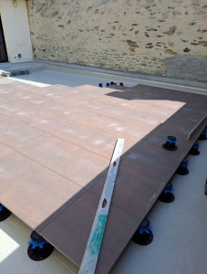 Photo de galerie - Terrasse, carrelage sur plots