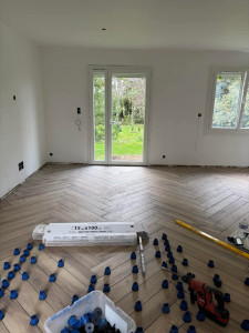 Photo de galerie - Installation carrelage imitations parquet avenant.