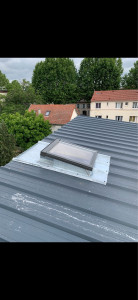 Photo de galerie - Voici la réalisation d’un habillage en zingue pour un Velux sur une toiture en tôle bac, acier