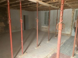Photo de galerie - Démolition de cloisons dans une maison ancienne et étaiement pour reprise de la descente de charge 