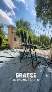 Photo de galerie - Décapage dégraissages et misse en peinture d’un portail en fer forger sur la commune de grasse . 