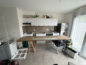 Photo de galerie - Montage cuisine avec découpe plan de travail