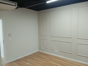 Photo de galerie - Pose plainte et moulure décoratif 

 peinture beige béton