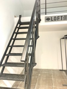 Photo de galerie - Adaptation et pose d'un ancien escalier industriel
