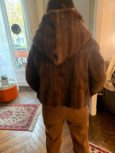 Photo de galerie - Transformation d’un manteau en vison en veste courte avec capuche 
