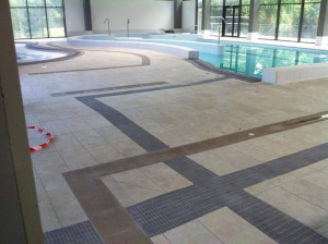 Photo de galerie - « Avec des carreaux de céramique soigneusement conçus, alliez esthétique et durabilité dans votre piscine. Grâce à notre service professionnel, nous vous offrons des solutions de qualité et durables. »