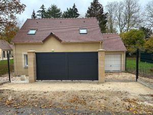 Photo de galerie - Création de portail coulissant et clôture rigide avec plaque de soubassement 