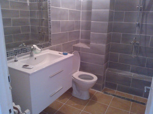Photo de galerie - Carrelage et faience réaliser avec décoration mosaïque.
installation des WC meuble etc..