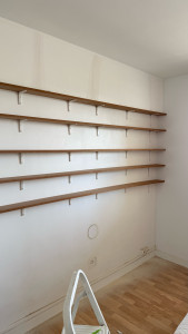 Photo de galerie -     Installation d’étagères sur mesure. Travail propre, client ? 