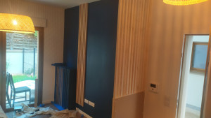 Photo de galerie - Création d'une séparation pour créé une entrée d'appartement, pause de claustra d'ornement et cache radiateur en bois. 