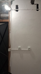 Photo de galerie - Installation prise électrique et goulotte 