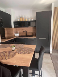 Photo de galerie - Cuisine moderne et raffinée, avec un design contemporain qui apporte élégance et convivialité à votre intérieur