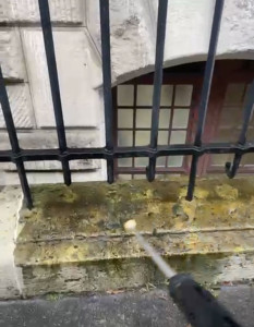 Photo de galerie - 
nettoyage extrême: les murs d’une école à Paris.