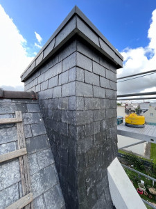 Photo de galerie - Bardage d’un carré de cheminée en ardoise. Celui ci présentait des fuites alors, problème réglé!