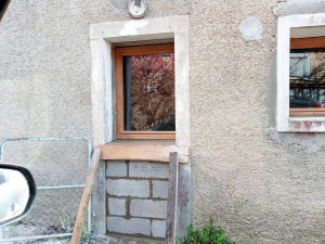 Photo de galerie - Transformation d'une porte en fenêtre.Montage d'un soubassement et création d'un appui de fenêtre.