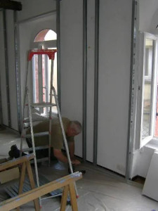 Photo de galerie - Pose placo, isolation, bande, faux plafond, cloison, peinture, toile de verre, salle de bain, cuisine, raillage, placo collé, 