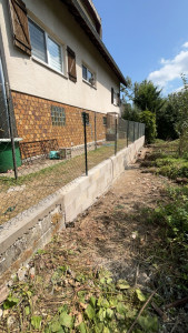 Photo de galerie - Montage d’un mur et pose d’un grillage souple